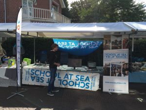 Op de Jaarmarkt in Bloemendaal hadden we een drie minuten filmpje om de Regina Maris met de groep 2015-2016 te laten zien.